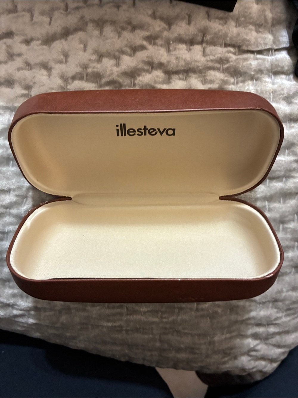 Illesteva Brown Sunglasses Case with Cream Lining